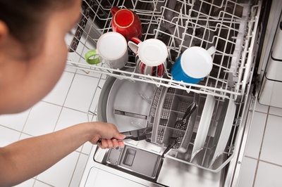 Weshalb man die die Geschirrspülmaschine putzen sollte